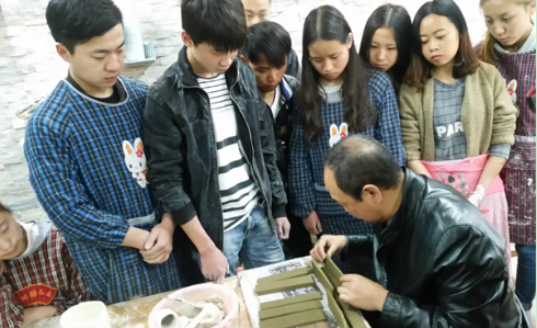 图二 岳振大师的制作示范