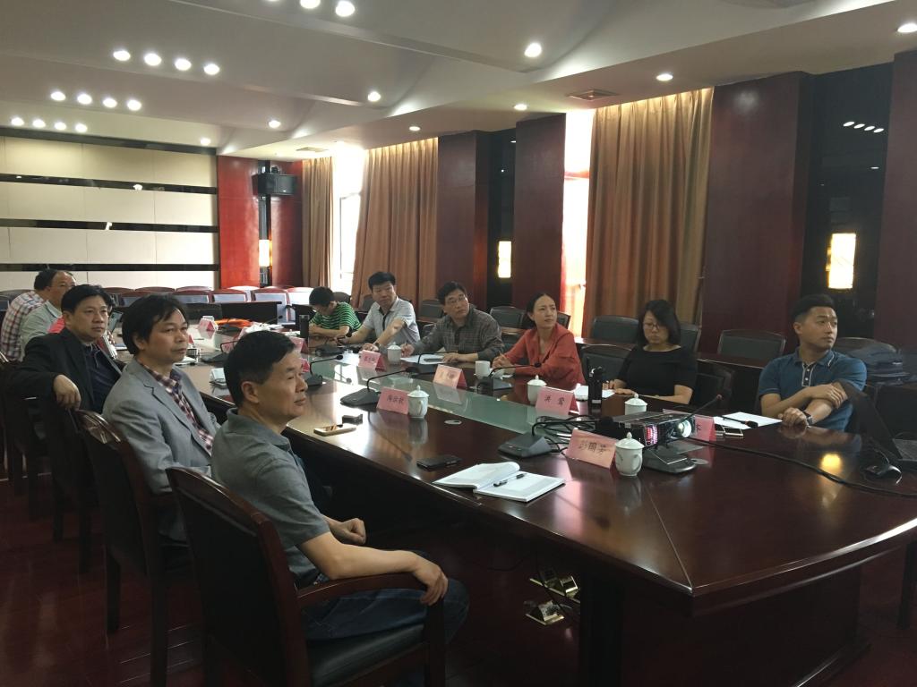图为考察团正在认真听取湖南中小学教师发展中心进行的平台讲解