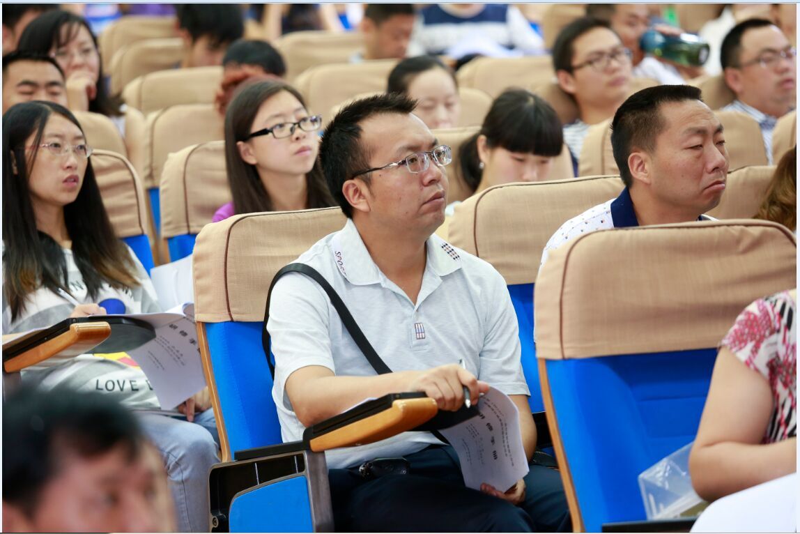 图为认真听课的老师们