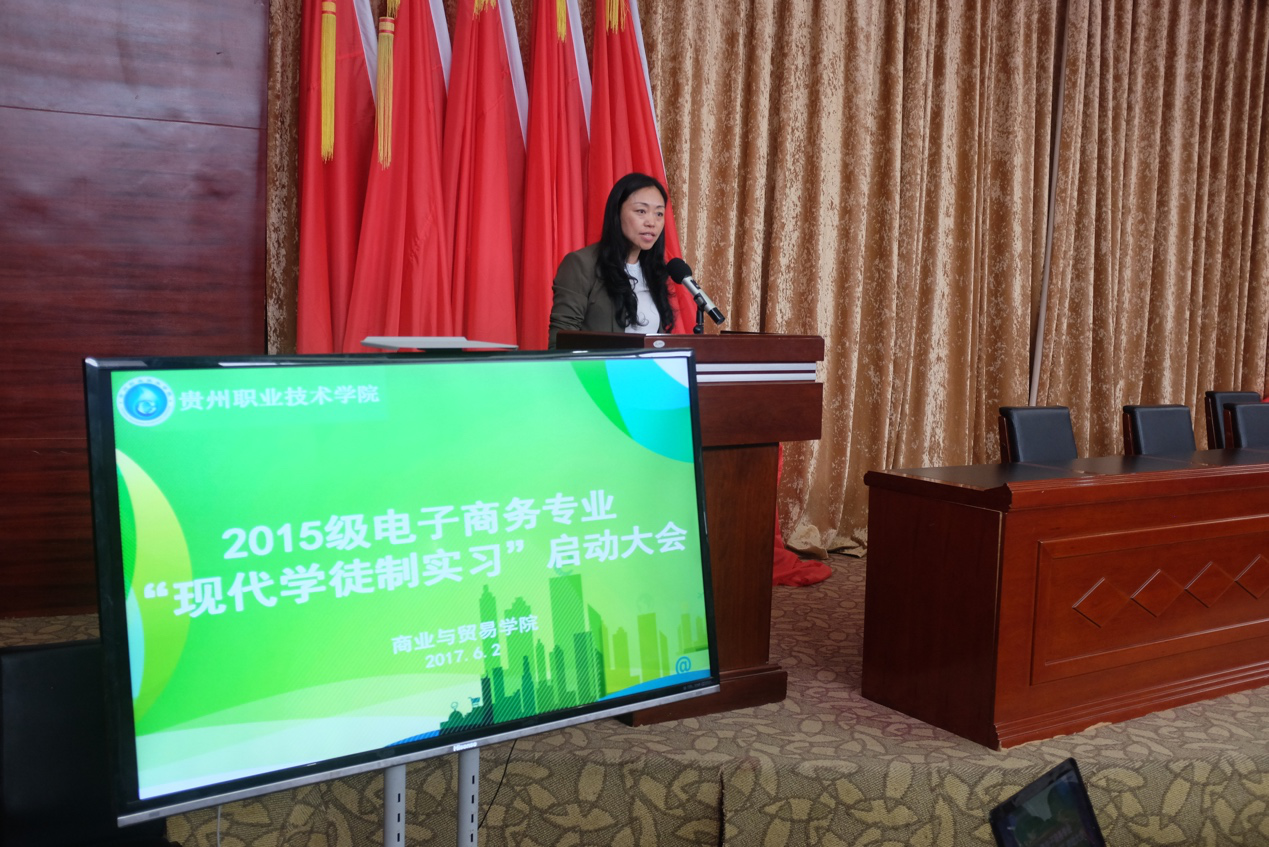 图3 彭琳副院长进行学徒制实习安排与部署