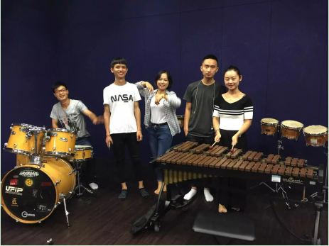 图四 李老师与学生们在器乐教室