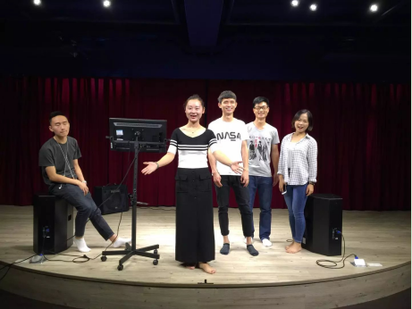 图五 李老师与学生们共同示范表演舞台表演课