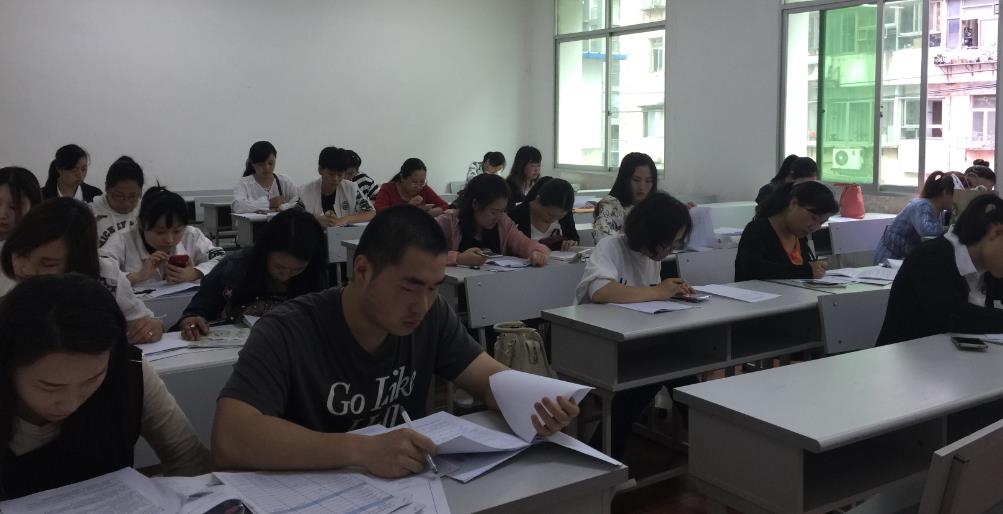 学生在准备室认真准备答辩
