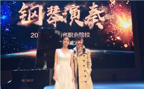 (段雪老师与周思靓同学)