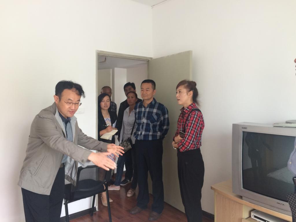 李皖校长在留学生公寓做安排部署