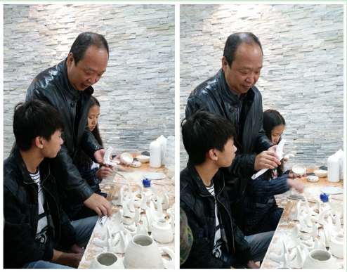 图三 岳振大师对学生的制作进行指导
