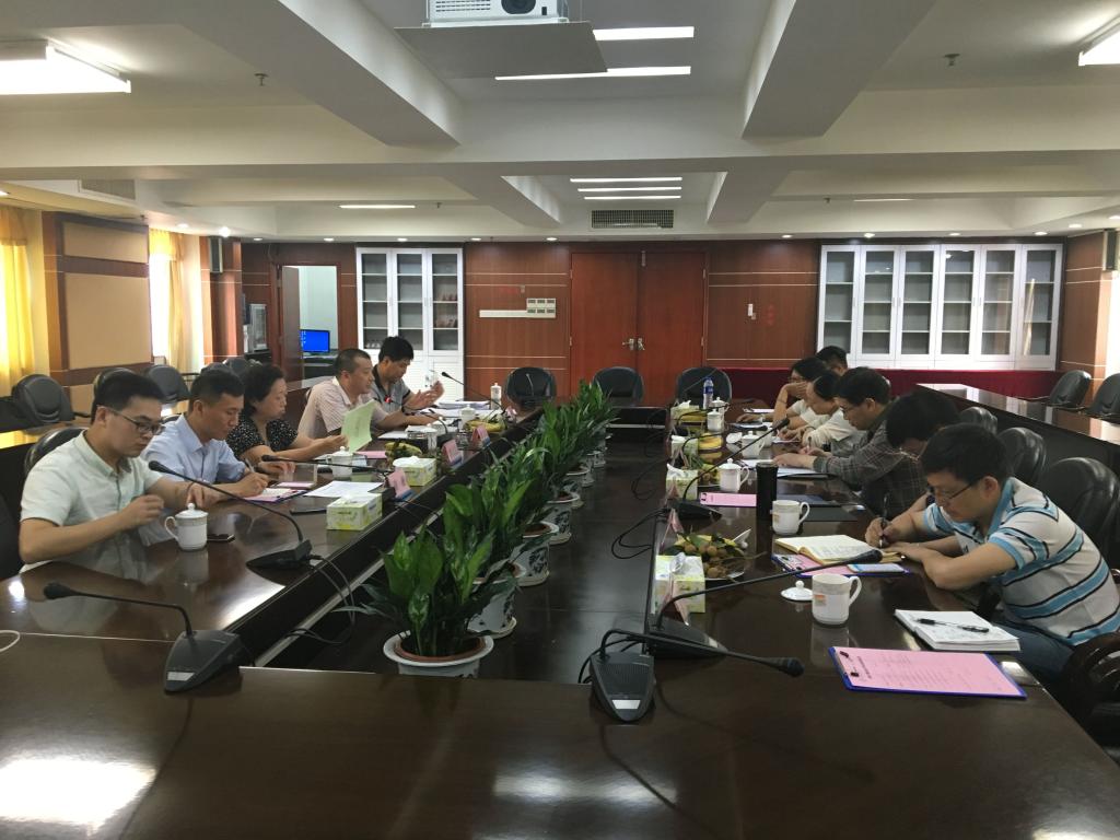图为考察团正在广州广播电视大学进行座谈,听取专家的平台建设意见