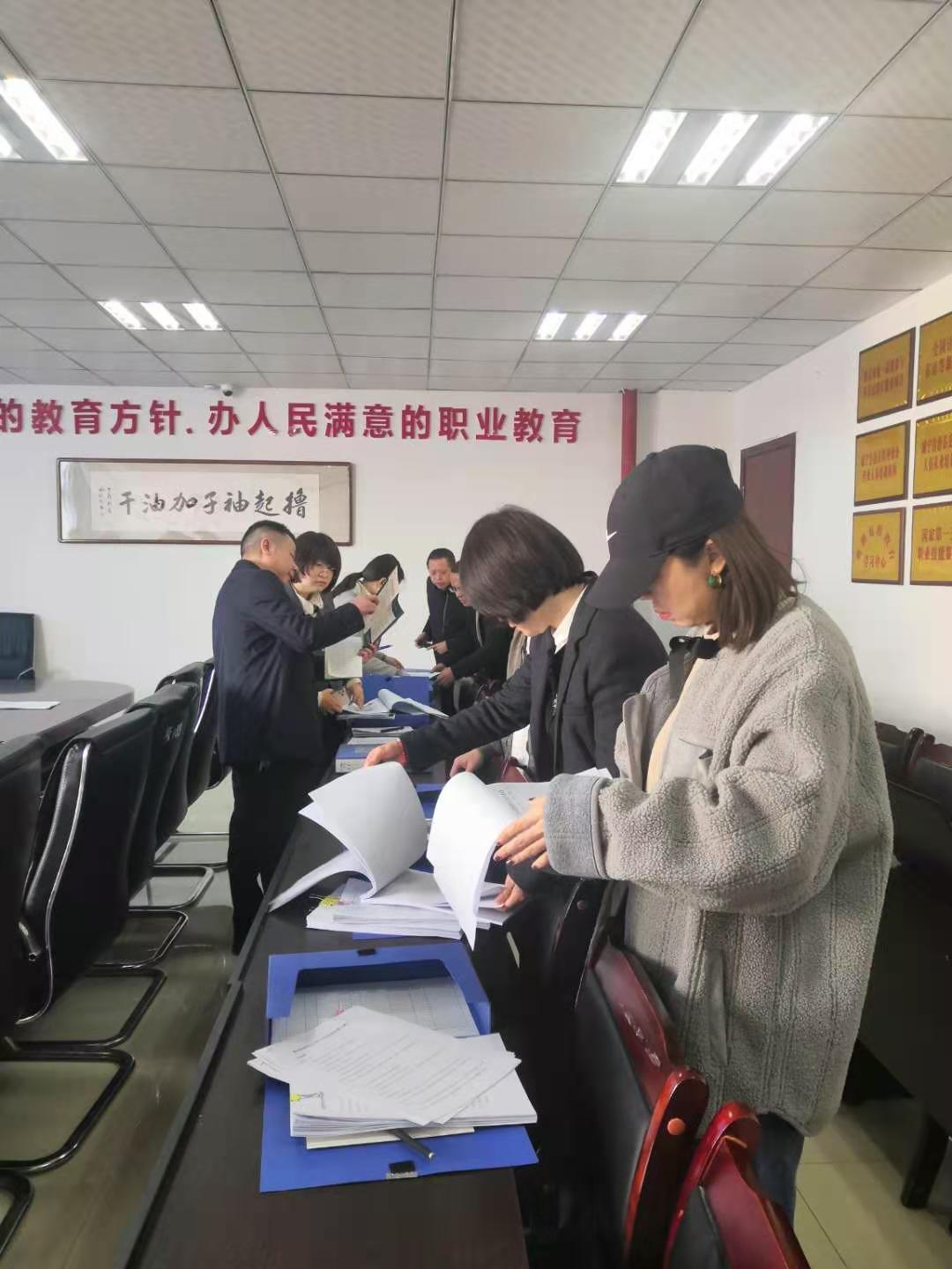 会议室里的人们描述已自动生成