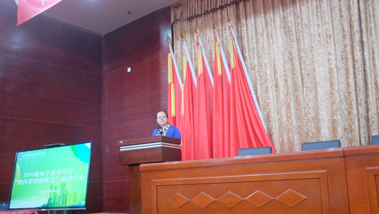 图1 李勤校长做行前指示